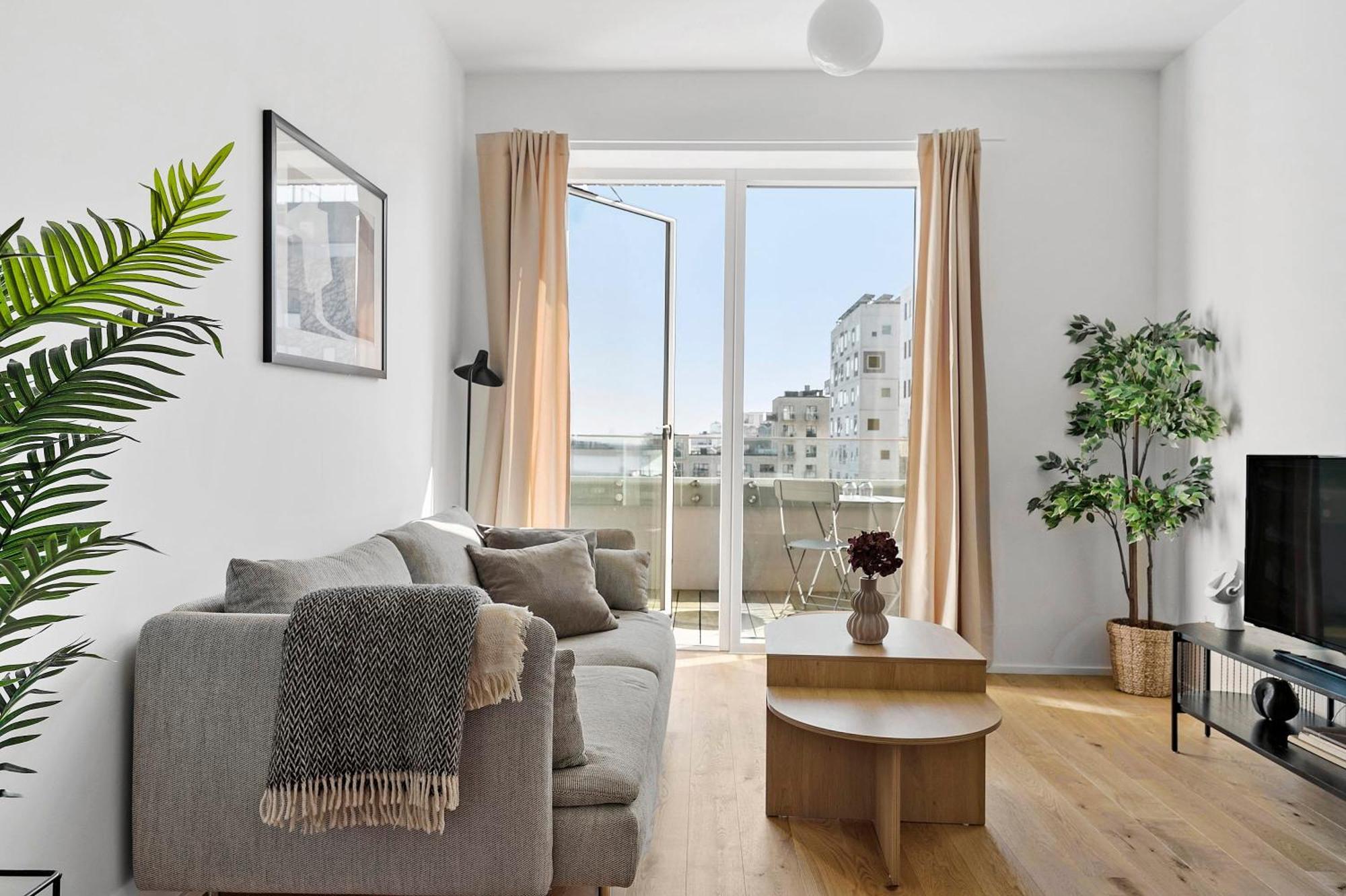 Spacious Waterfront With Marina And Sea View Apartament