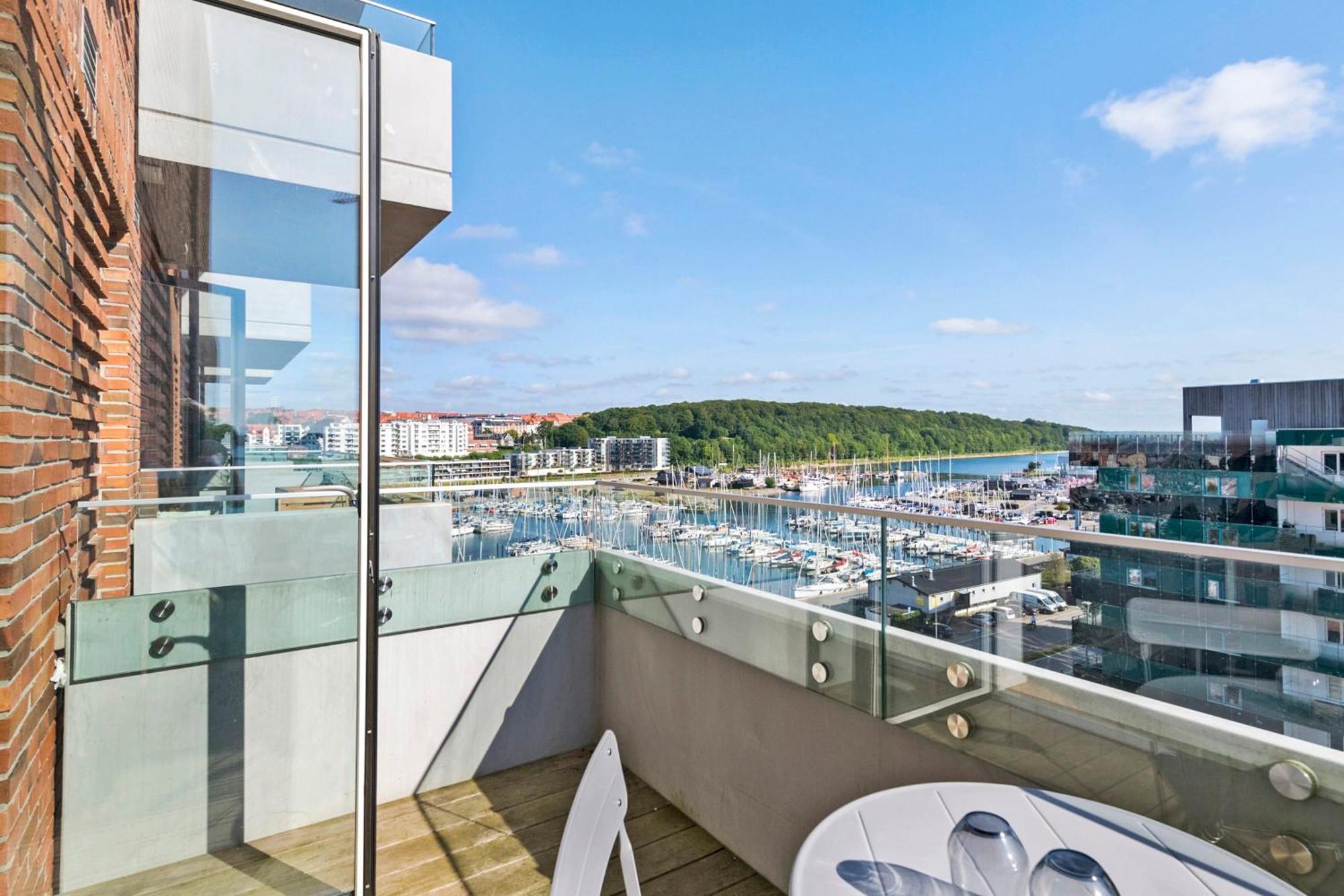 Apartament Spacious Waterfront With Marina And Sea View