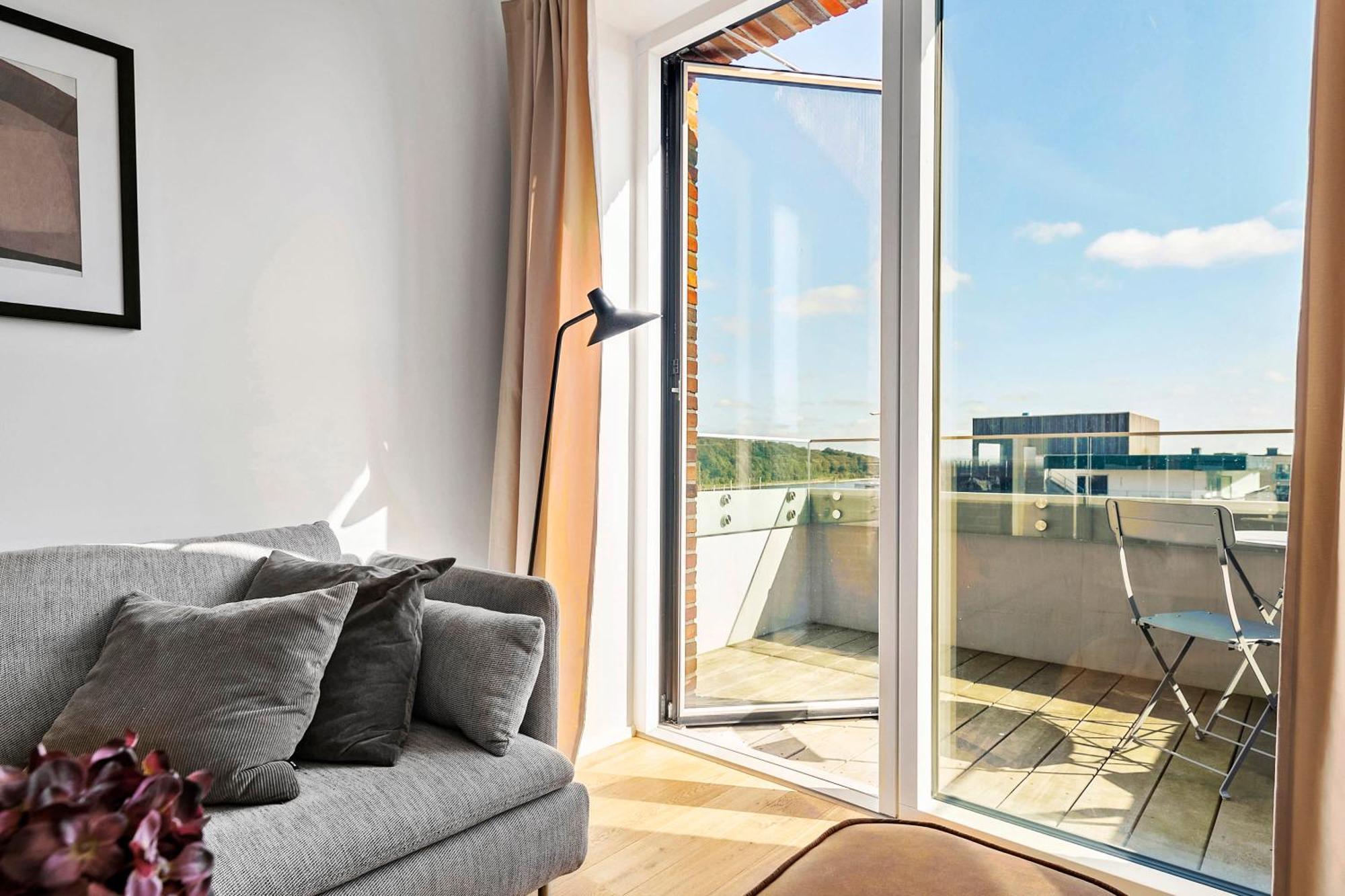 Spacious Waterfront With Marina And Sea View